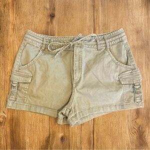 SINCERELY JULES Women’s Khaki Cargo Shorts. Size 9/29 Inseam 2”